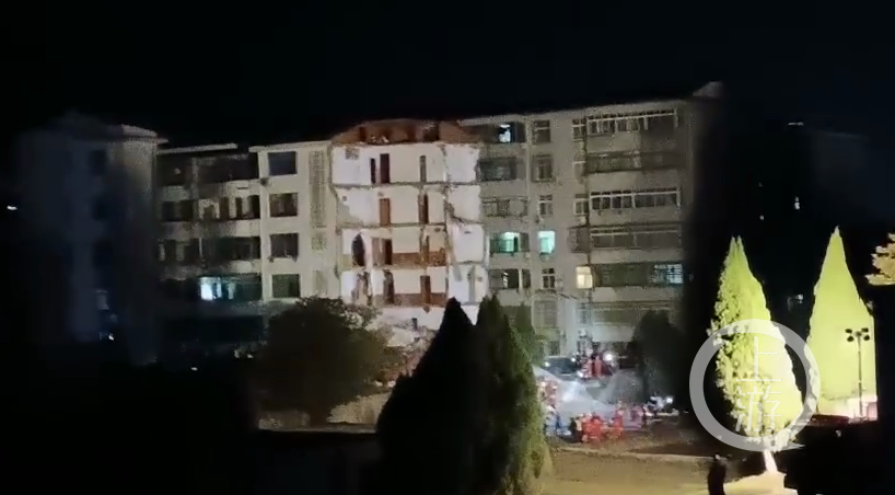 江西南昌一企业宿舍楼坍塌致4人亡，砖混结构建成26年没有物业